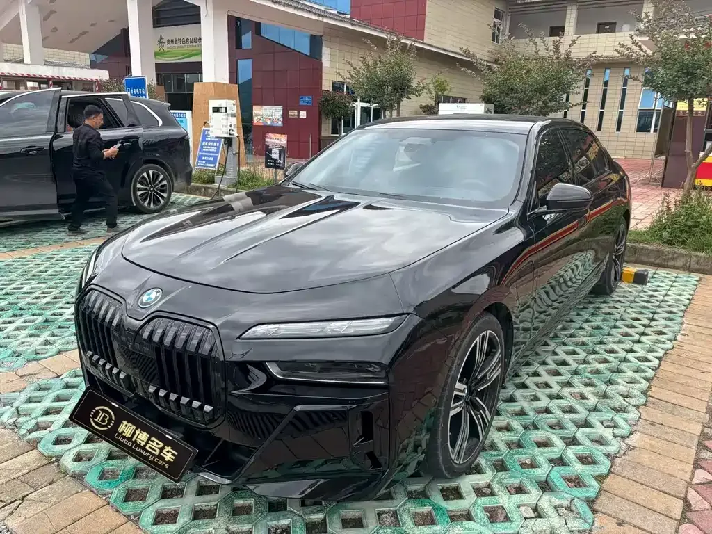 BMW i7 — фото 1