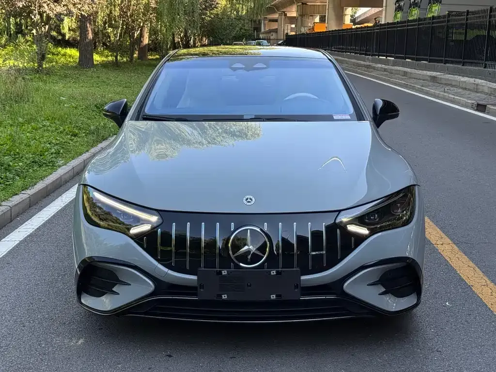 Mercedes-Benz EQE AMG — фото 6