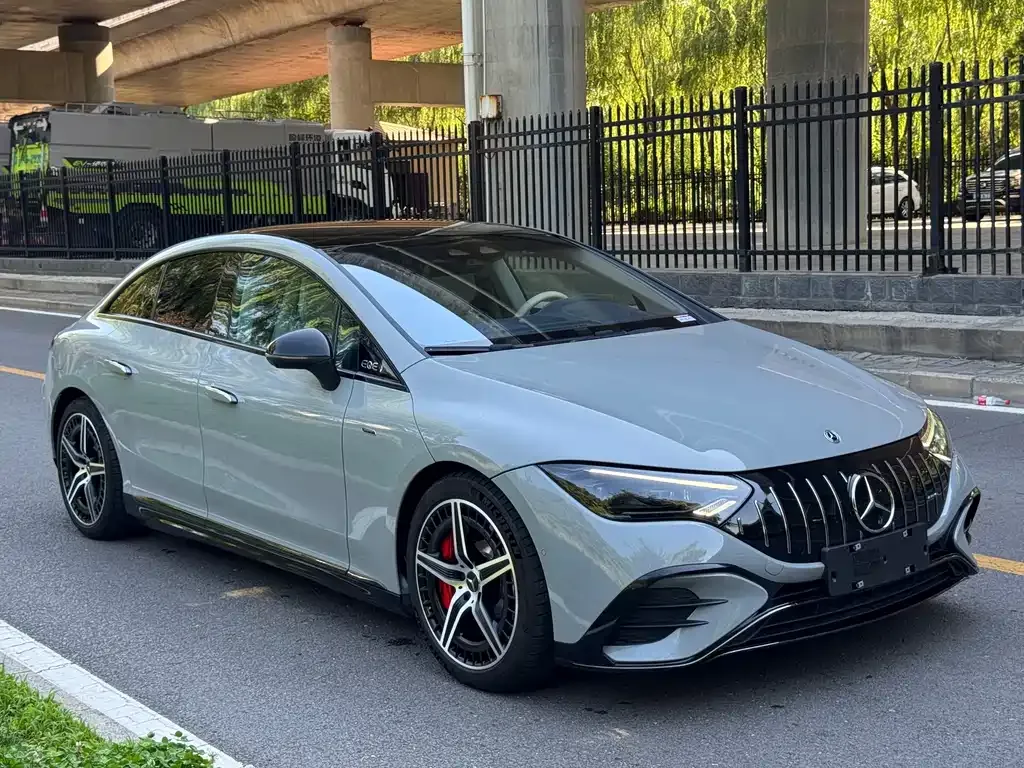 Mercedes-Benz EQE AMG — фото 7