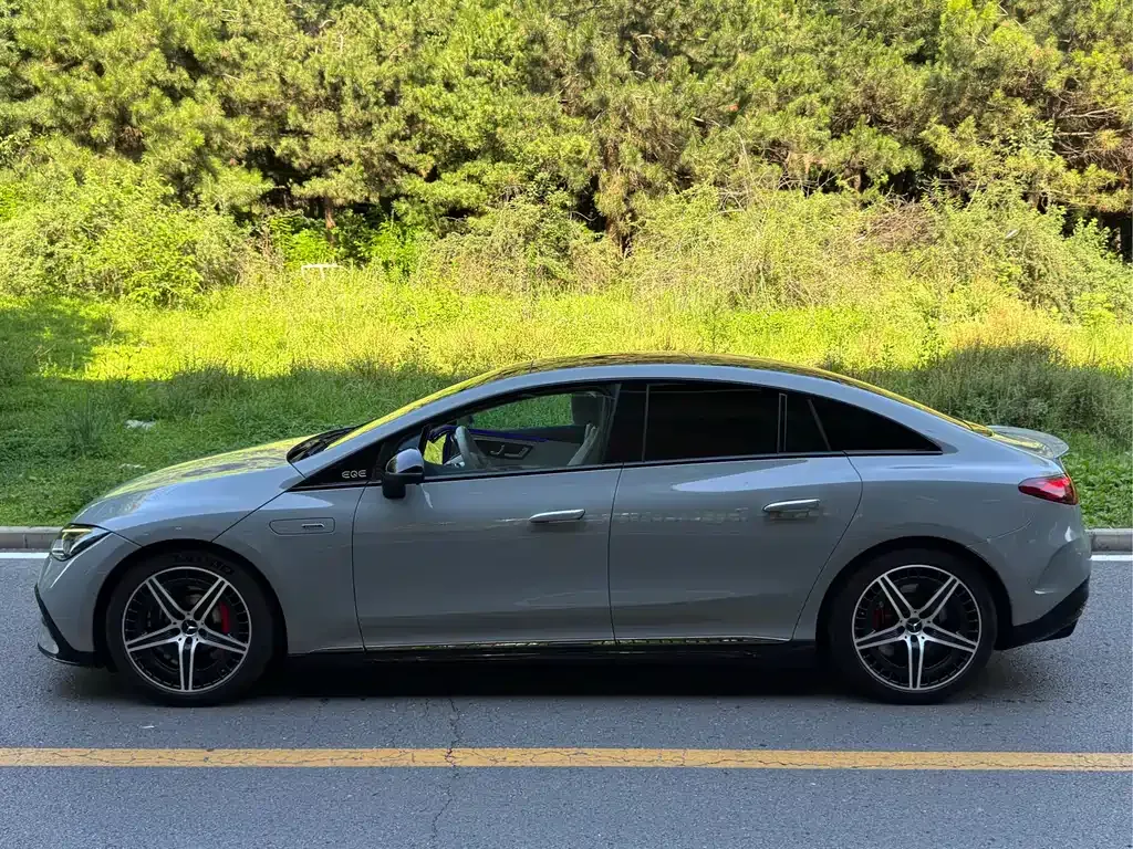 Mercedes-Benz EQE AMG — фото 10