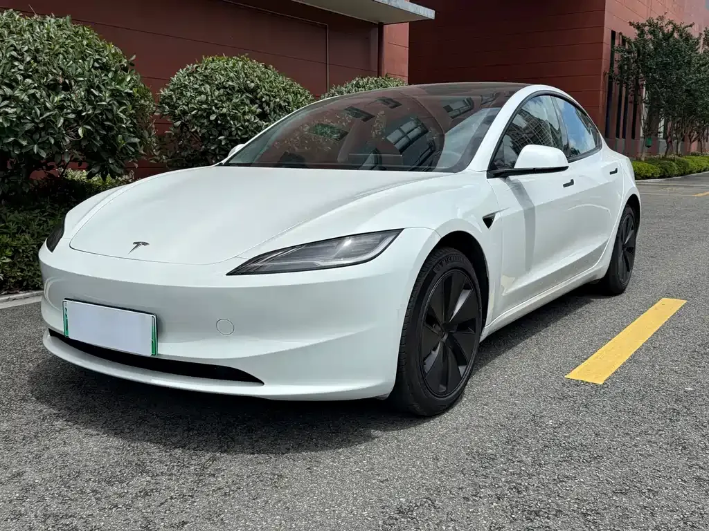 Tesla Model 3 — фото 1