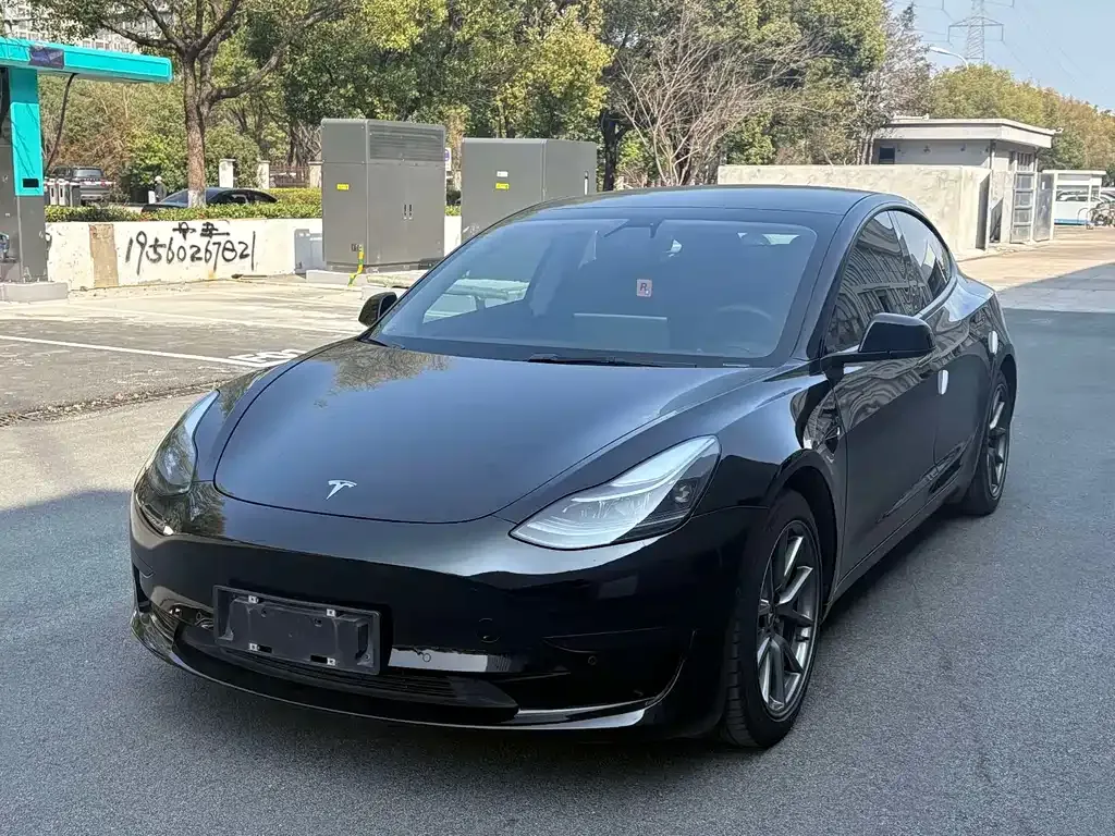 Tesla Model 3 — фото 1