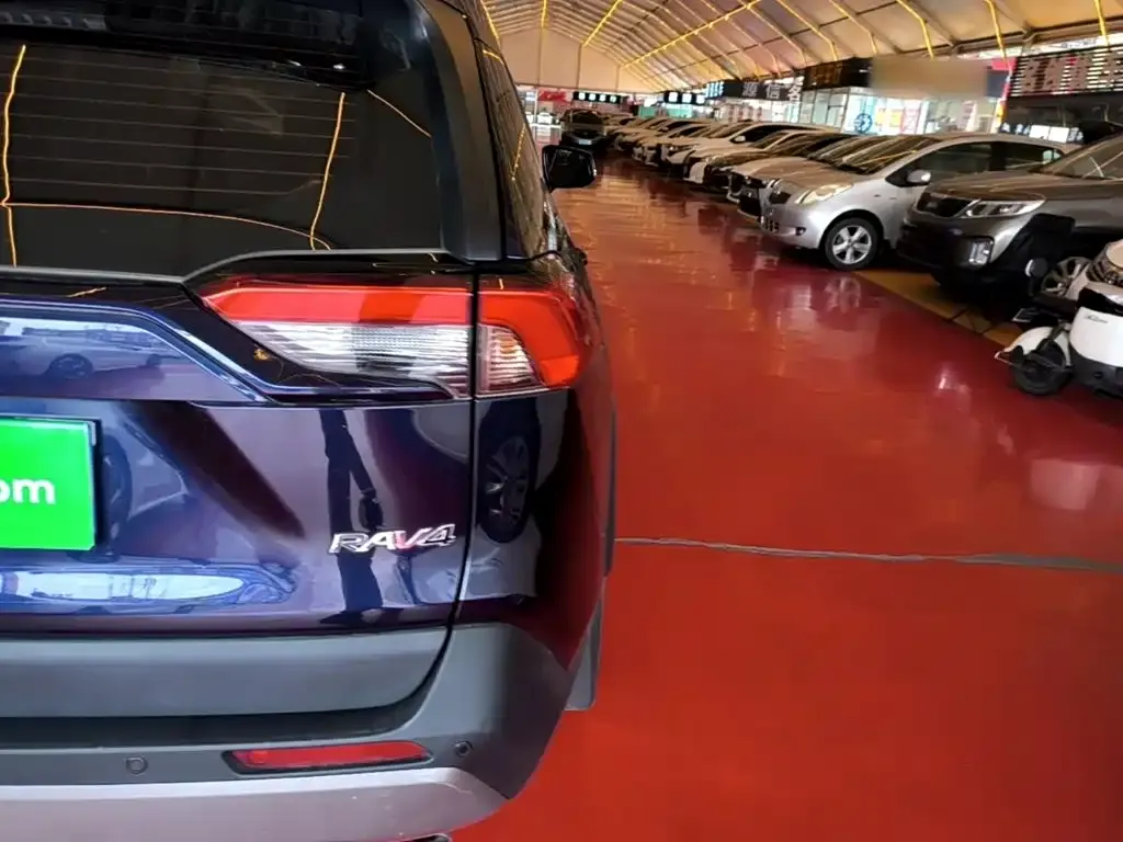 Toyota RAV4 — фото 4