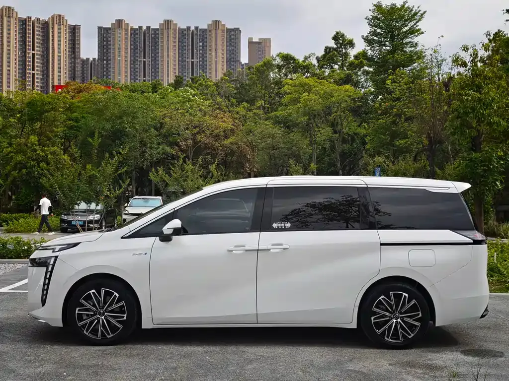 GAC Motor 传祺E8 PHEV — фото 7