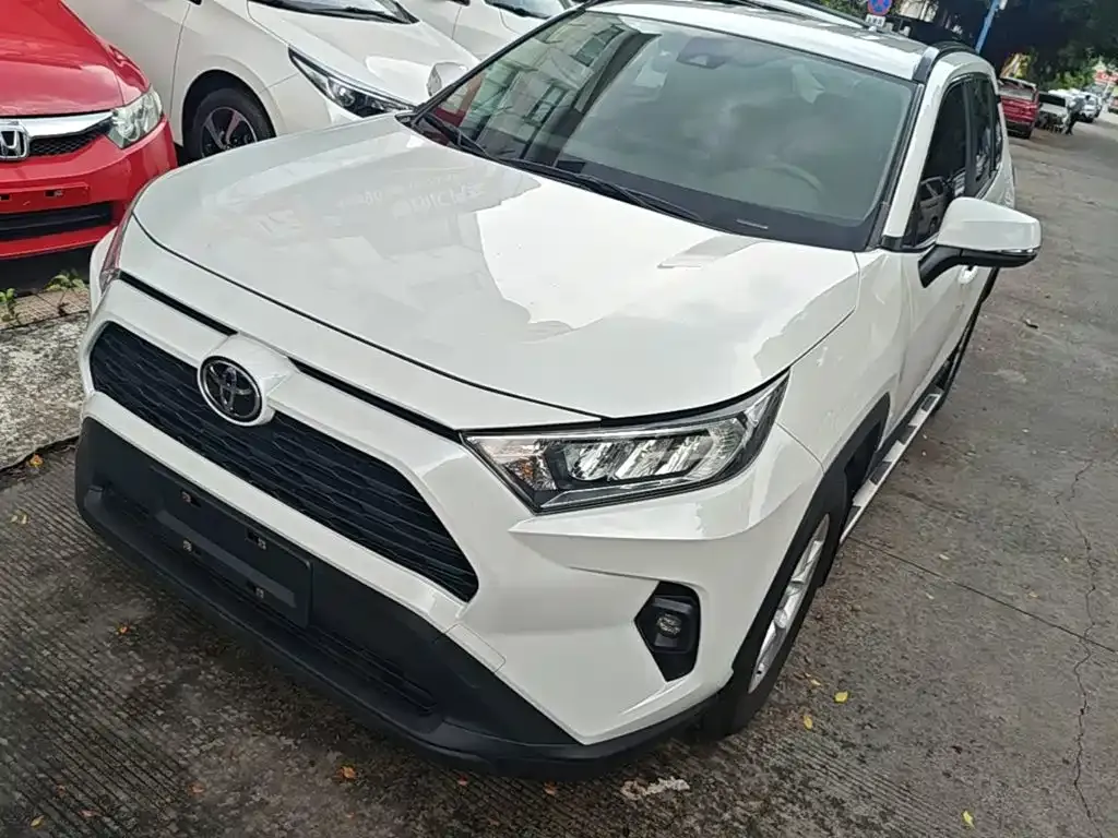 Toyota RAV4 — фото 1