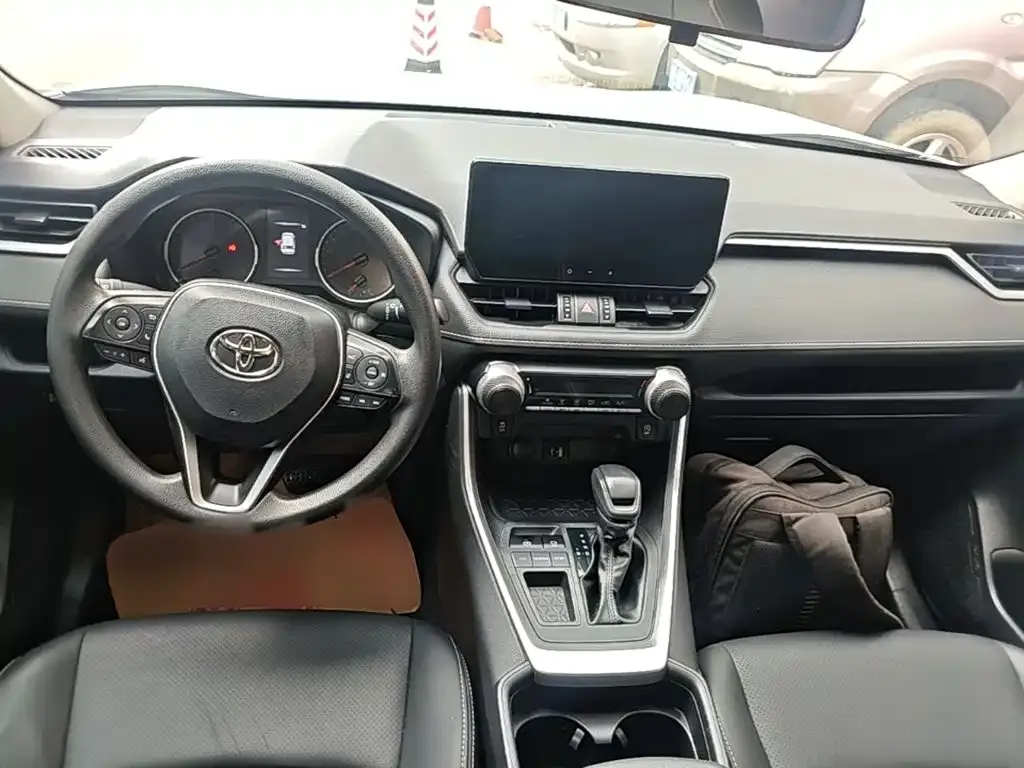 Toyota RAV4 — фото 10