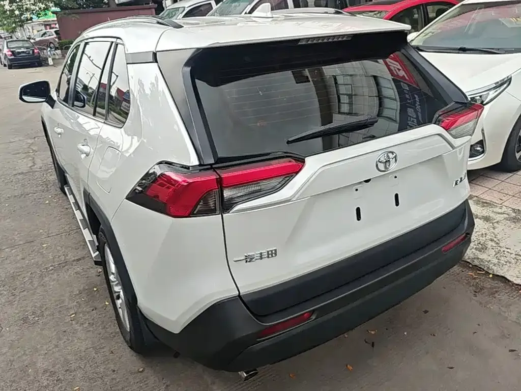 Toyota RAV4 — фото 9