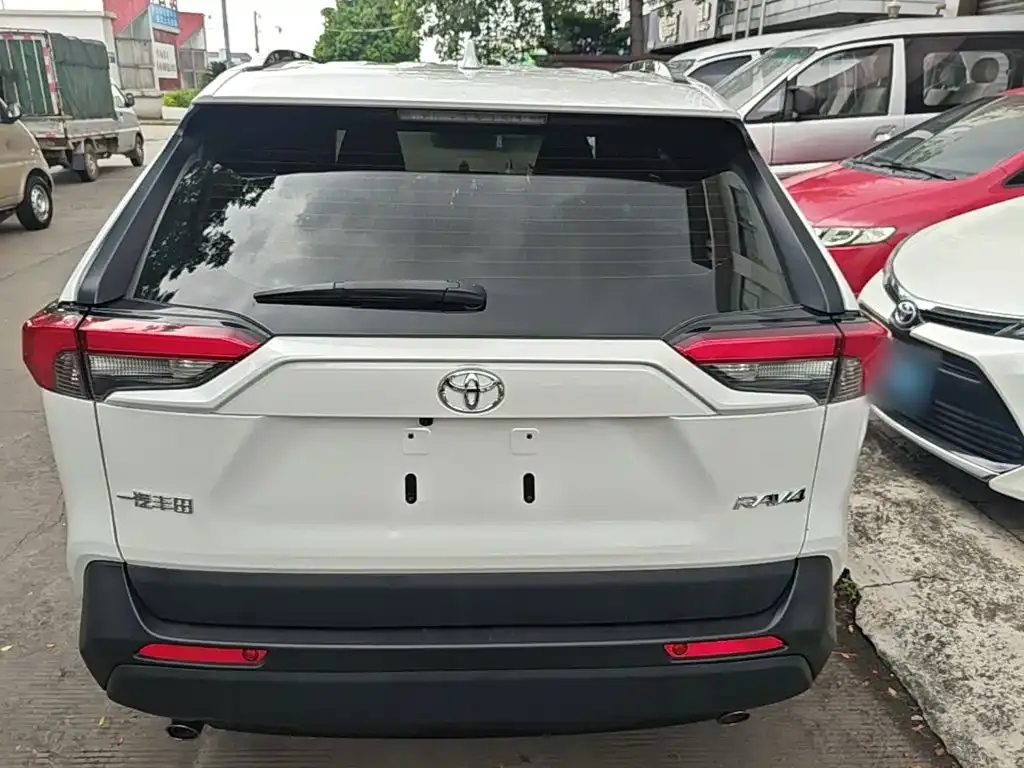 Toyota RAV4 — фото 7