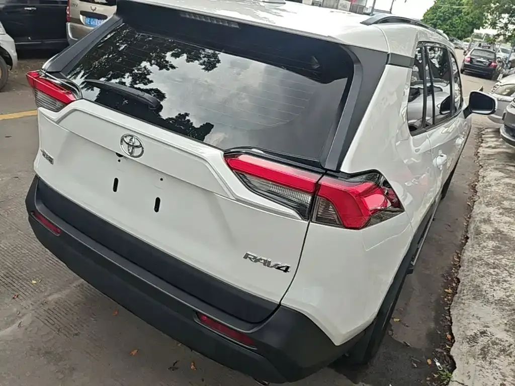 Toyota RAV4 — фото 8