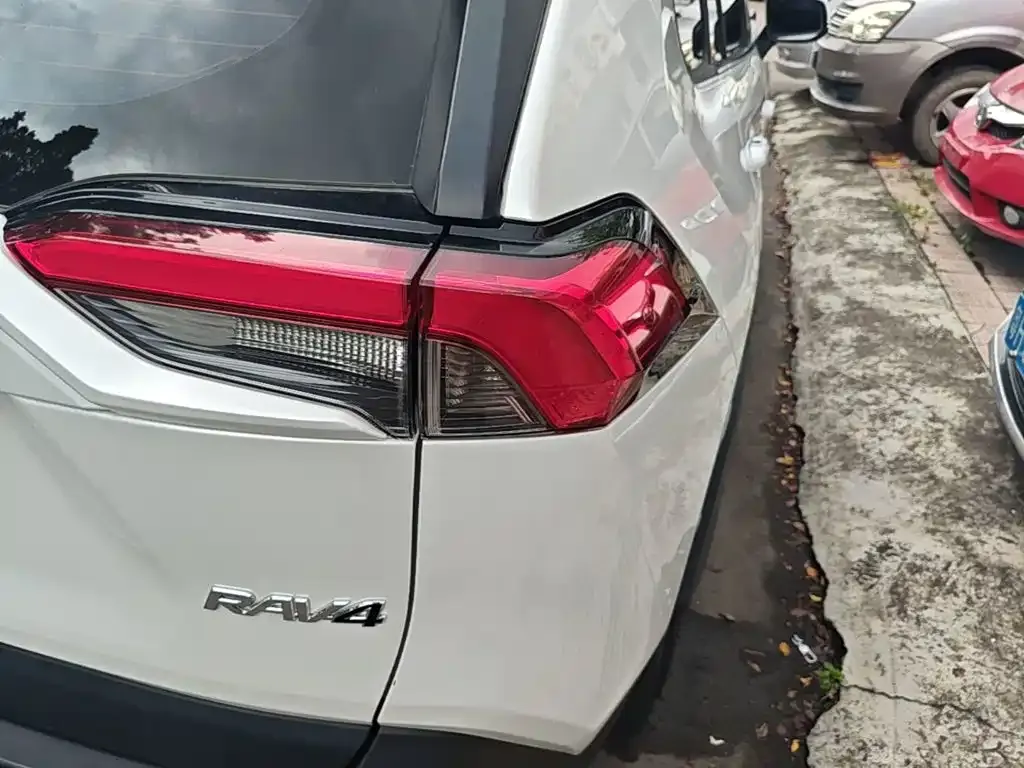 Toyota RAV4 — фото 2