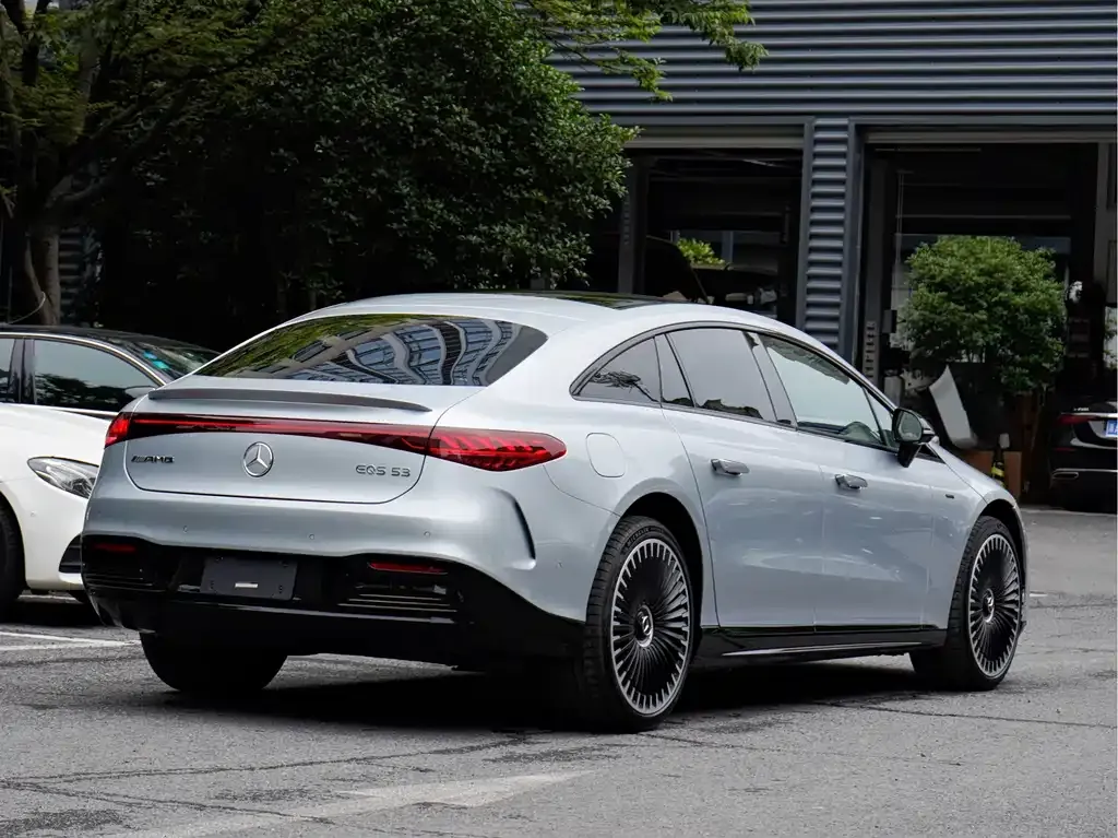 Mercedes-Benz EQS AMG — фото 9