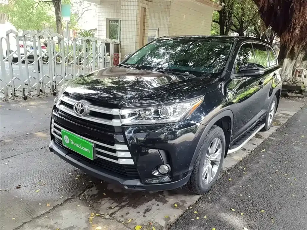 Toyota Highlander — фото 1