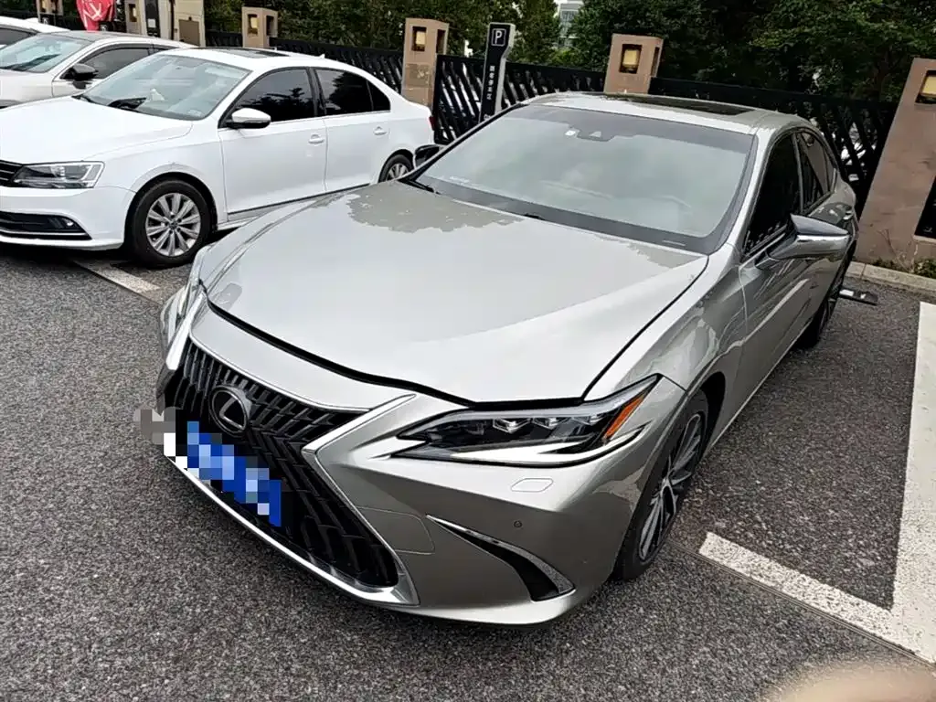 Lexus ES — фото 1