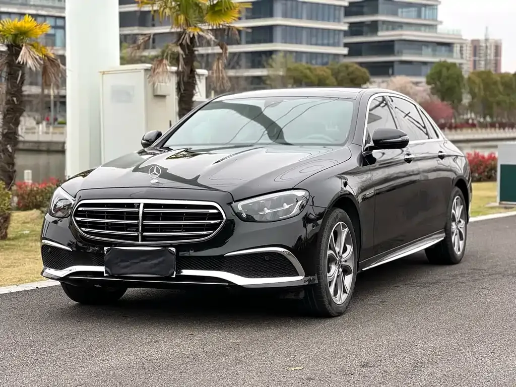 Mercedes-Benz E-Class — фото 1