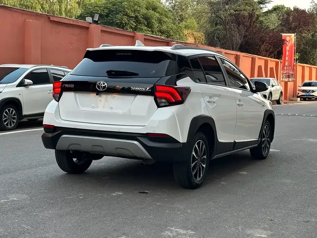 Toyota Yaris L — фото 9