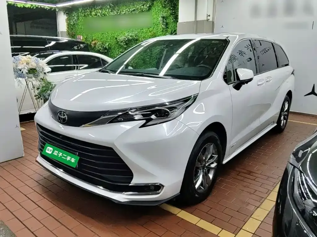 Toyota Sienna — фото 1