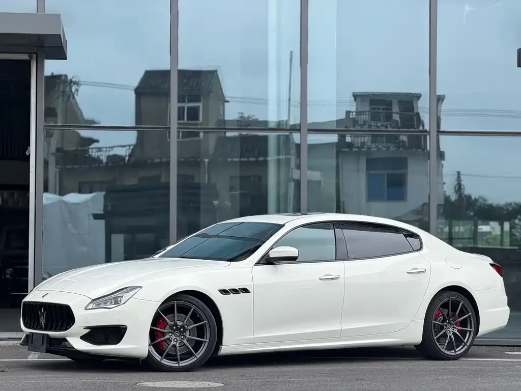 Maserati Quattroporte — фото 1