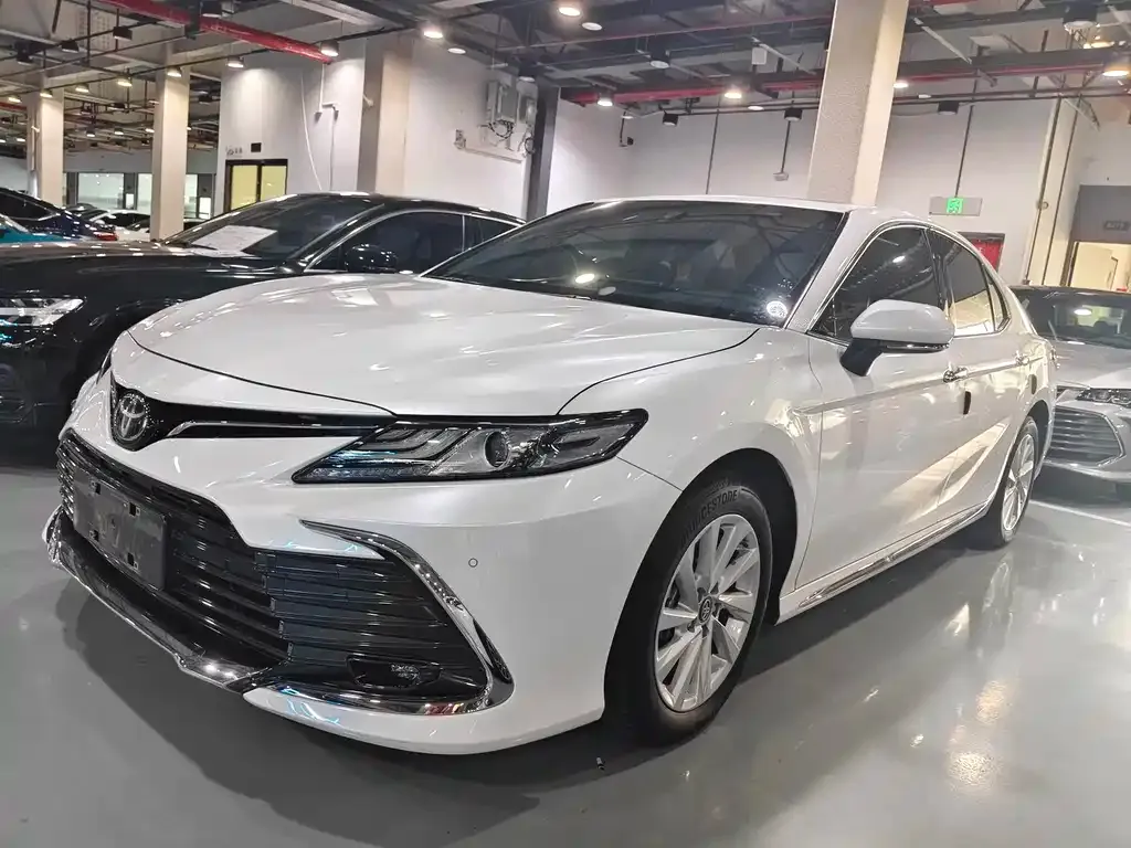 Toyota Camry — фото 1