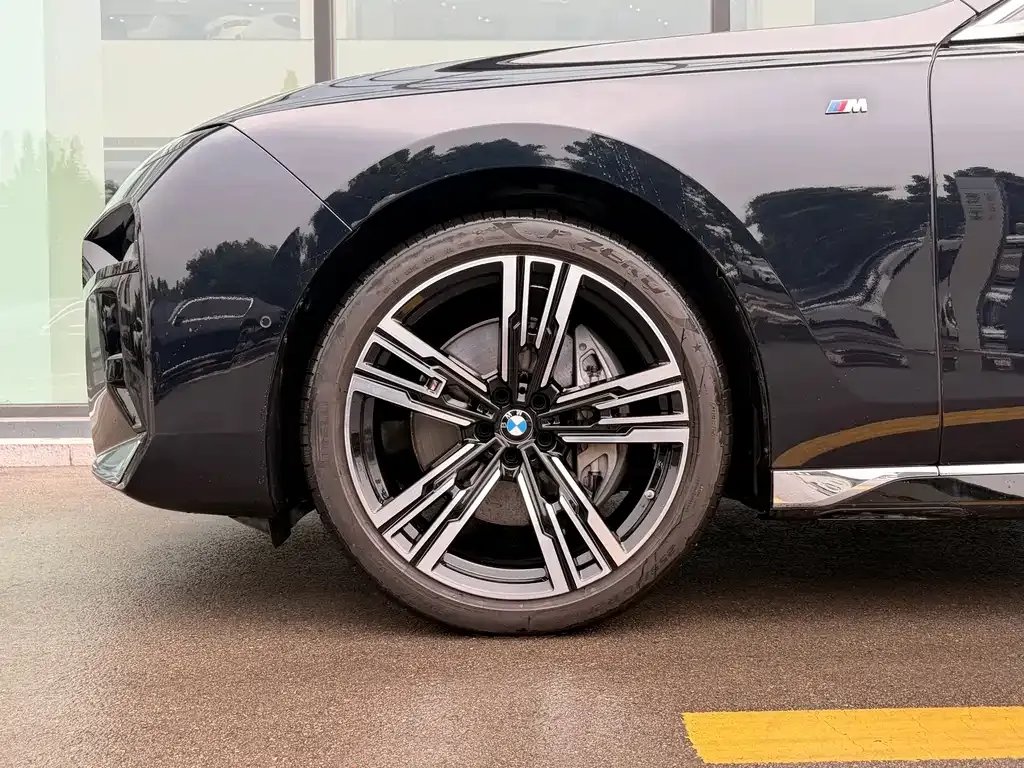 BMW 7 Series — фото 10