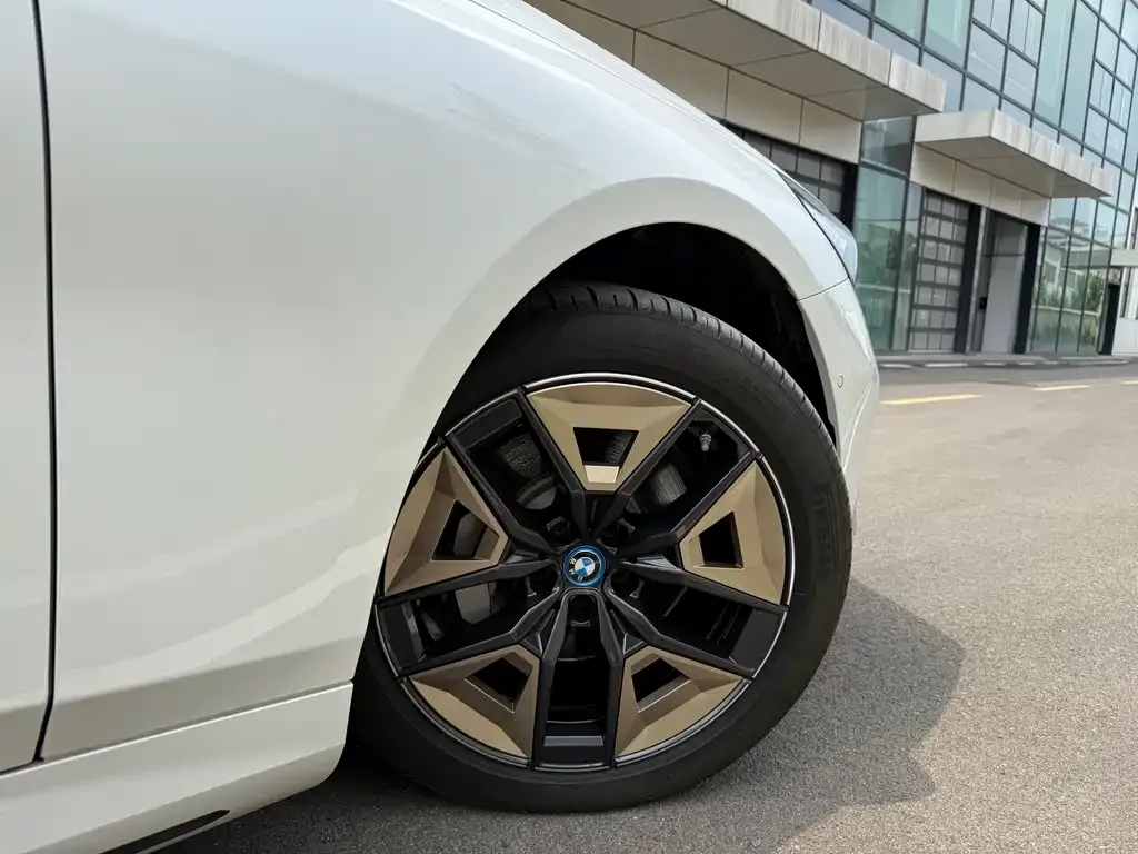 BMW i5 — фото 9