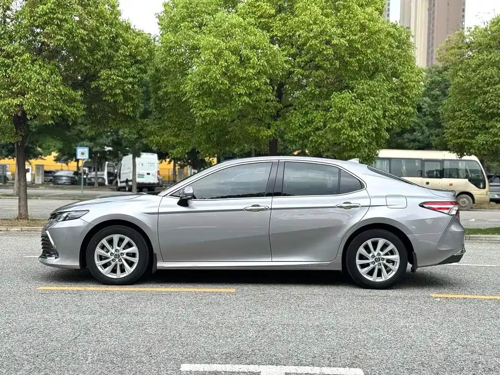 Toyota Camry — фото 4