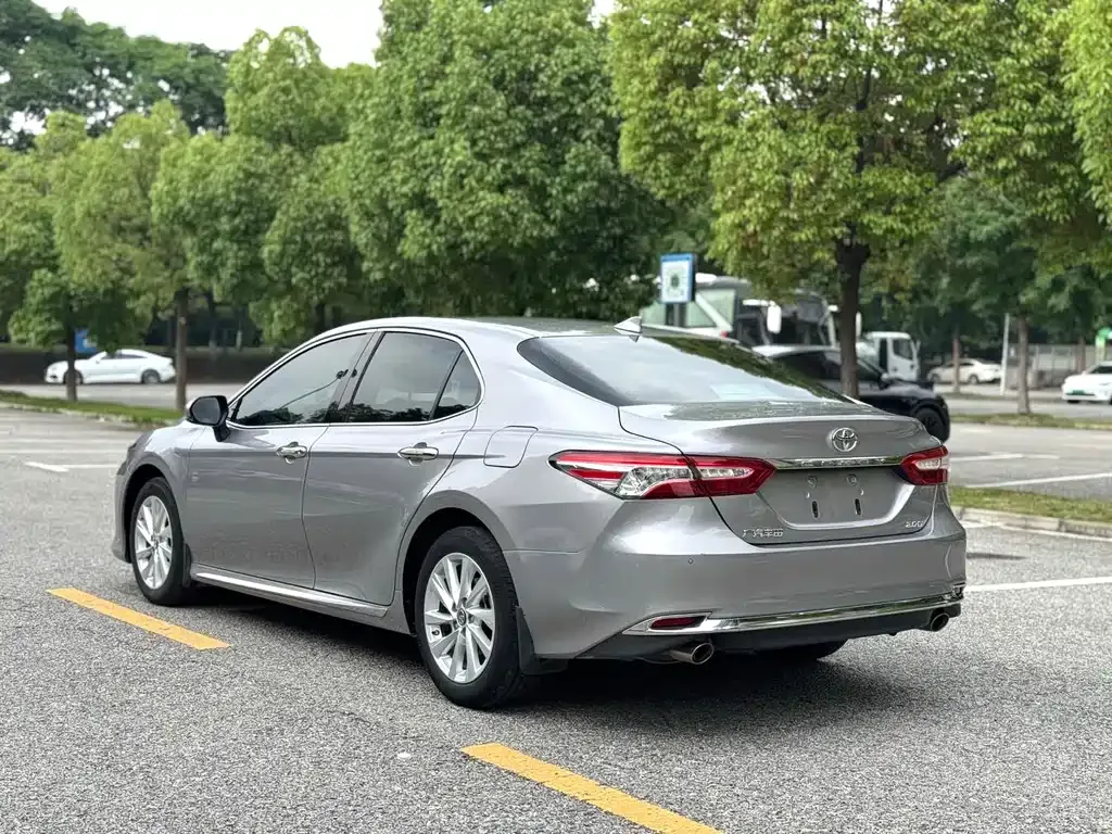 Toyota Camry — фото 5