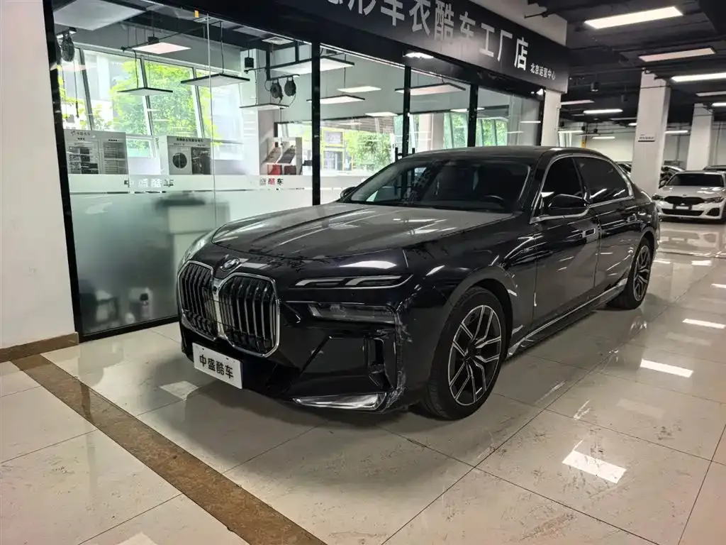 BMW 7 Series — фото 1