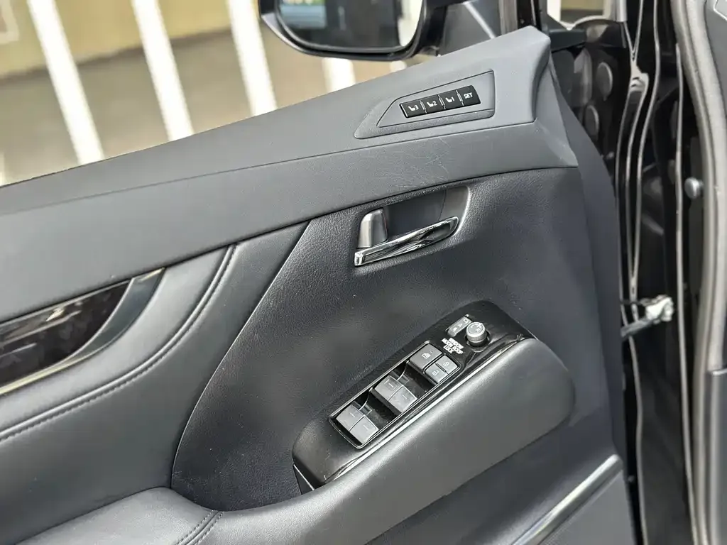 Toyota Vellfire — фото 6
