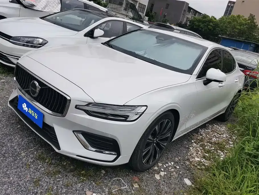 Volvo S60 — фото 1