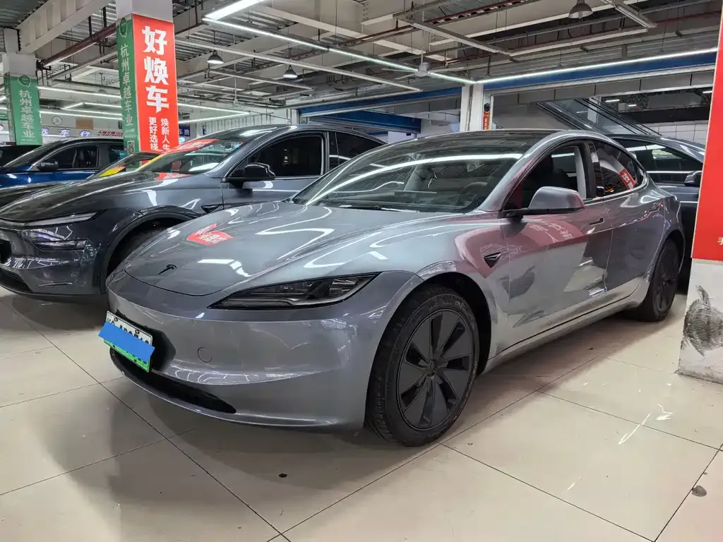 Tesla Model 3 — фото 1