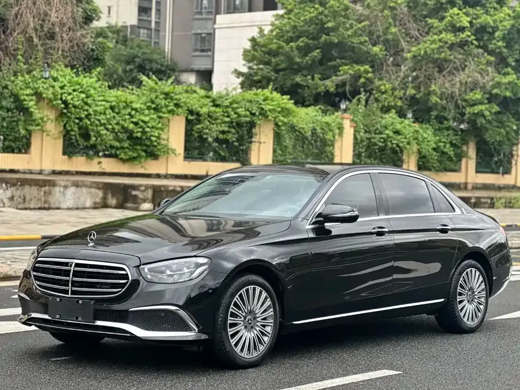 Mercedes-Benz E-Class — фото 1