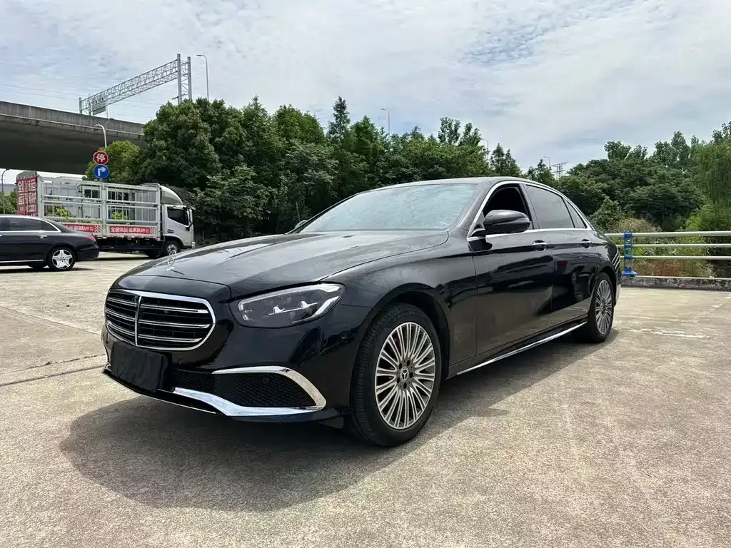 Mercedes-Benz E-Class — фото 1