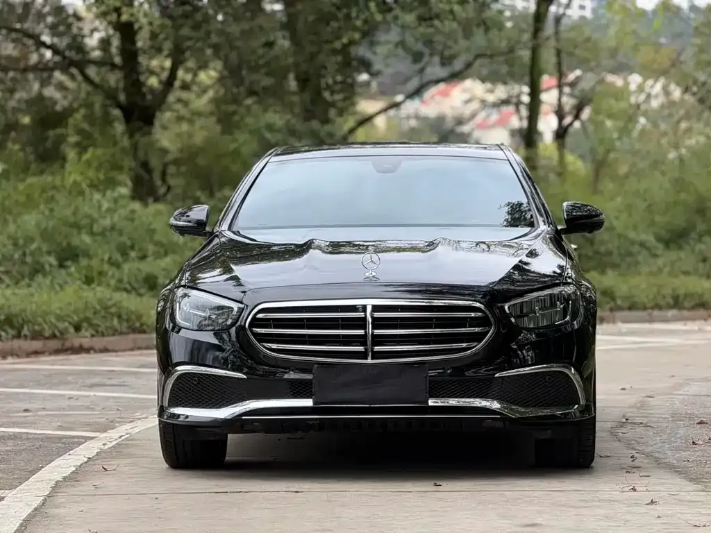 Mercedes-Benz E-Class — фото 1