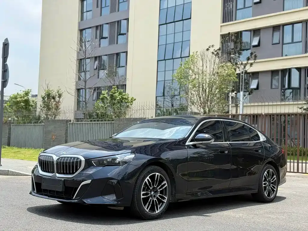 BMW 5 Series — фото 1
