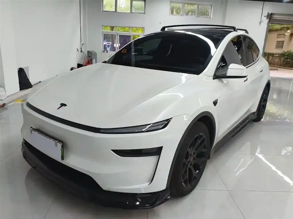 Tesla Model Y L — фото 1