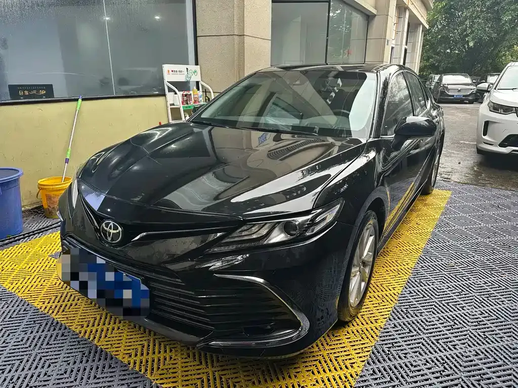 Toyota Camry — фото 1