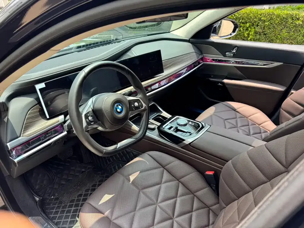 BMW i7 — фото 7