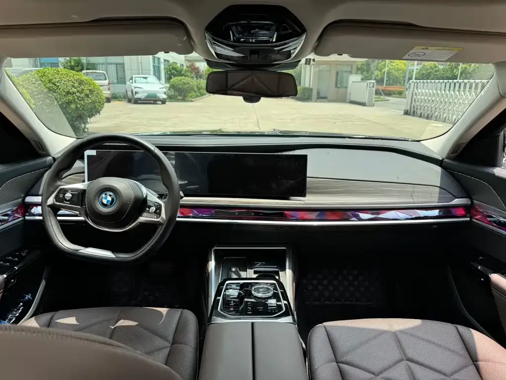 BMW i7 — фото 2
