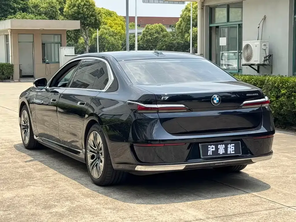 BMW i7 — фото 8