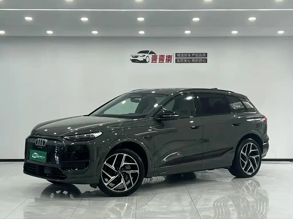 Audi Q6L e-tron — фото 1