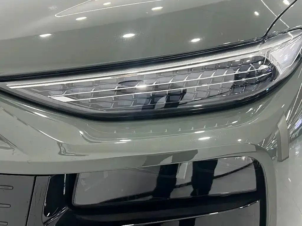 Audi Q6L e-tron — фото 2
