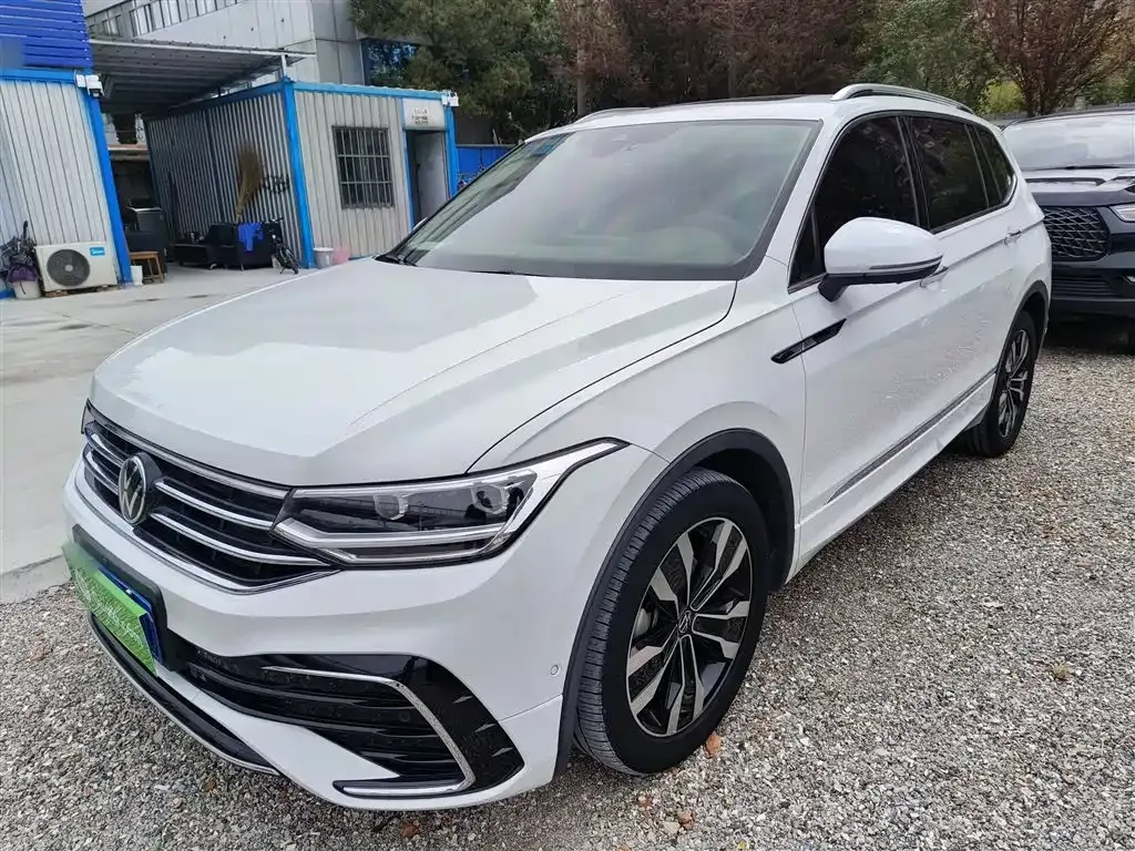 Volkswagen Tiguan L — фото 1