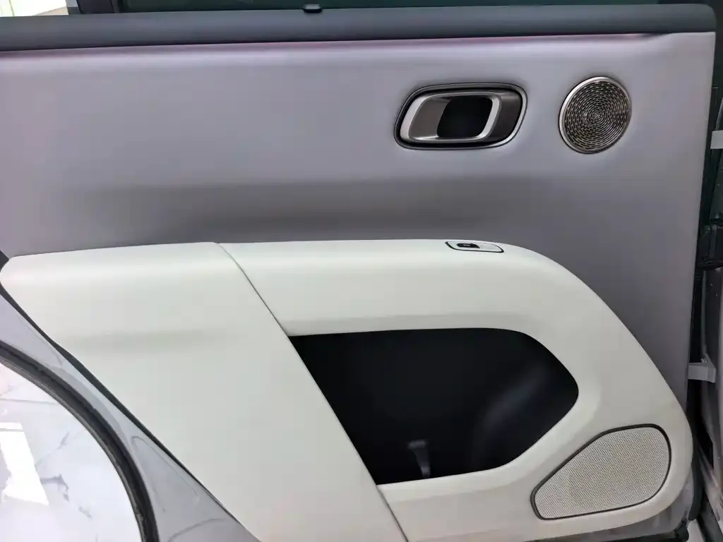 Li Auto i8 — фото 5