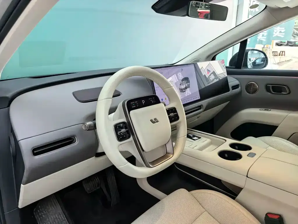 Li Auto i8 — фото 9