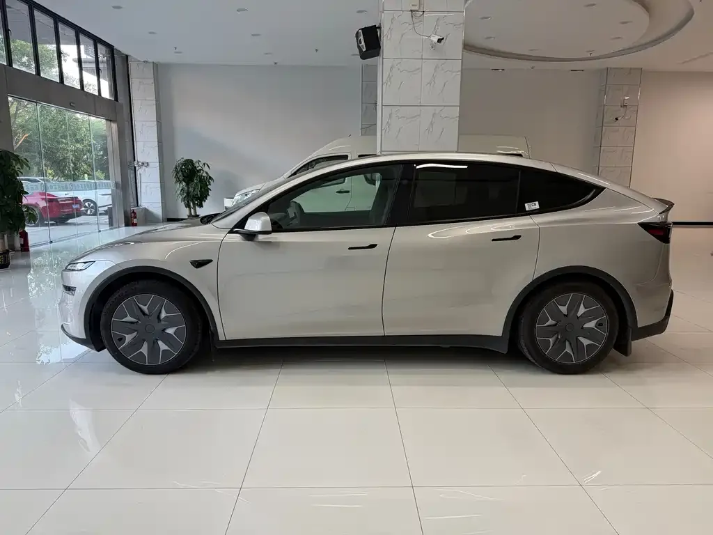 Tesla Model Y L — фото 4
