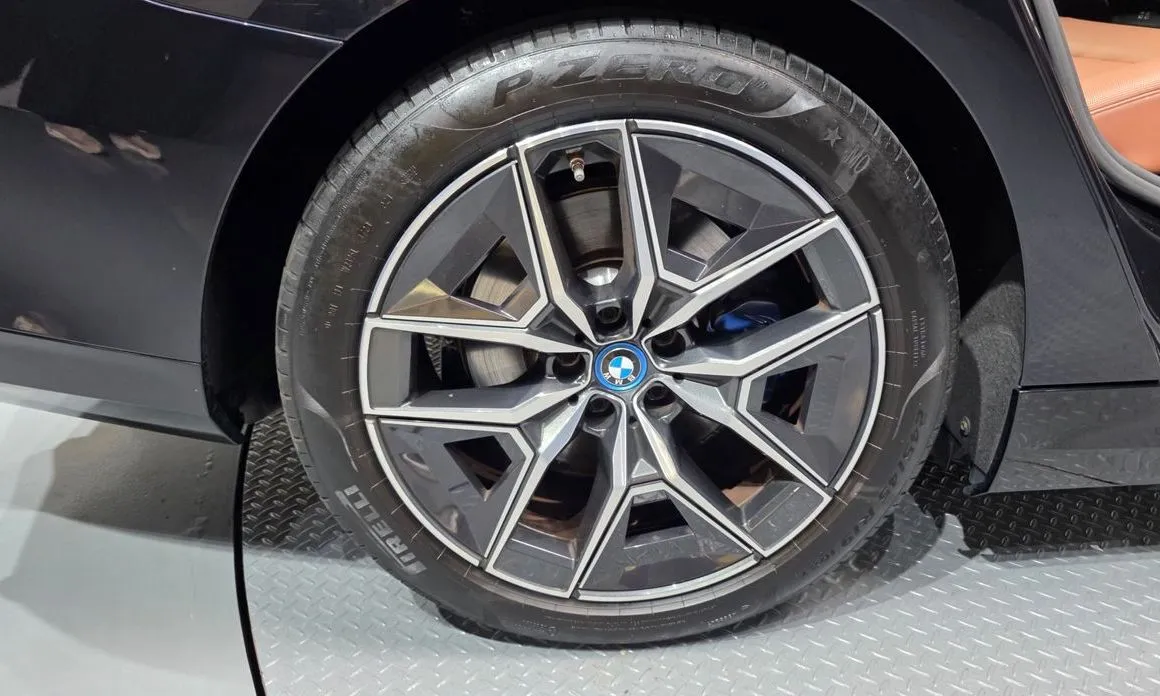 BMW i5 — фото 9