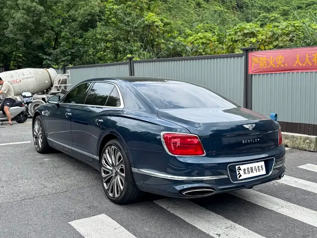 Bentley Flying Spur — фото 4