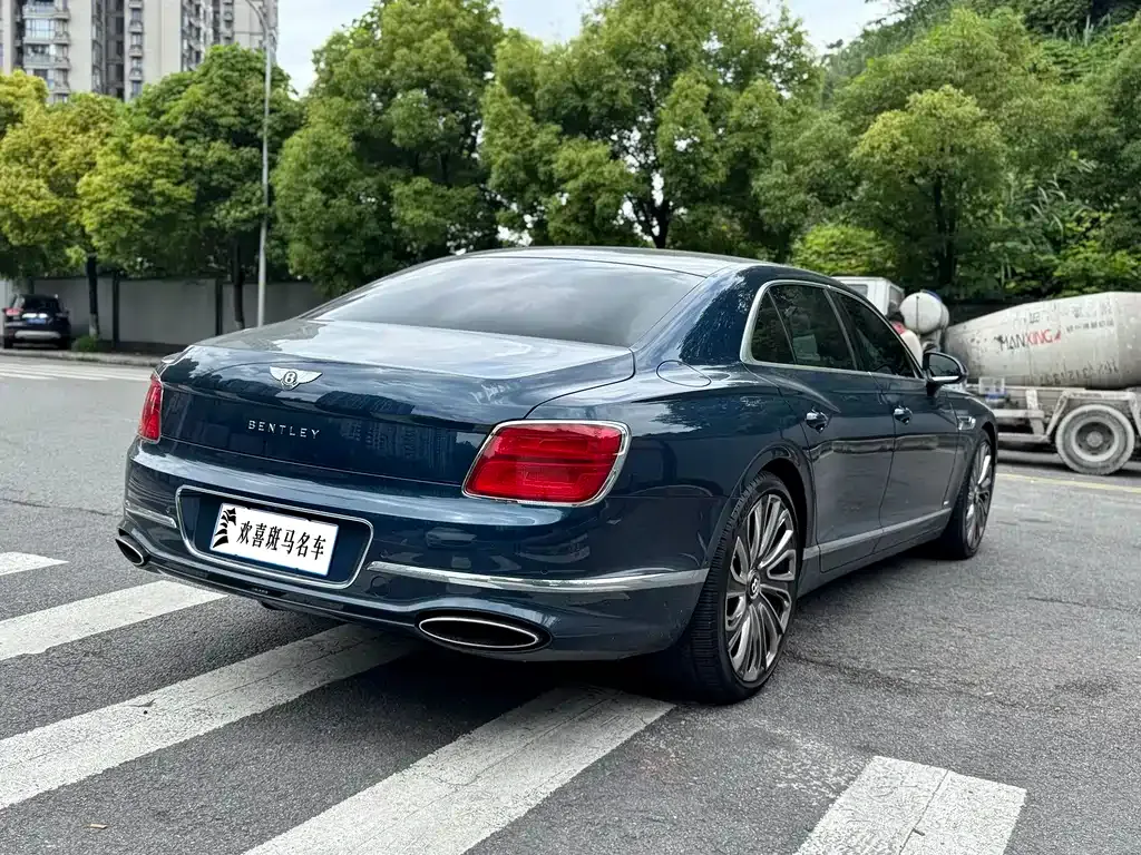 Bentley Flying Spur — фото 3