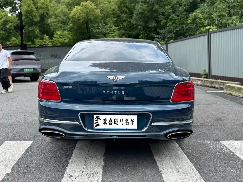 Bentley Flying Spur — фото 5