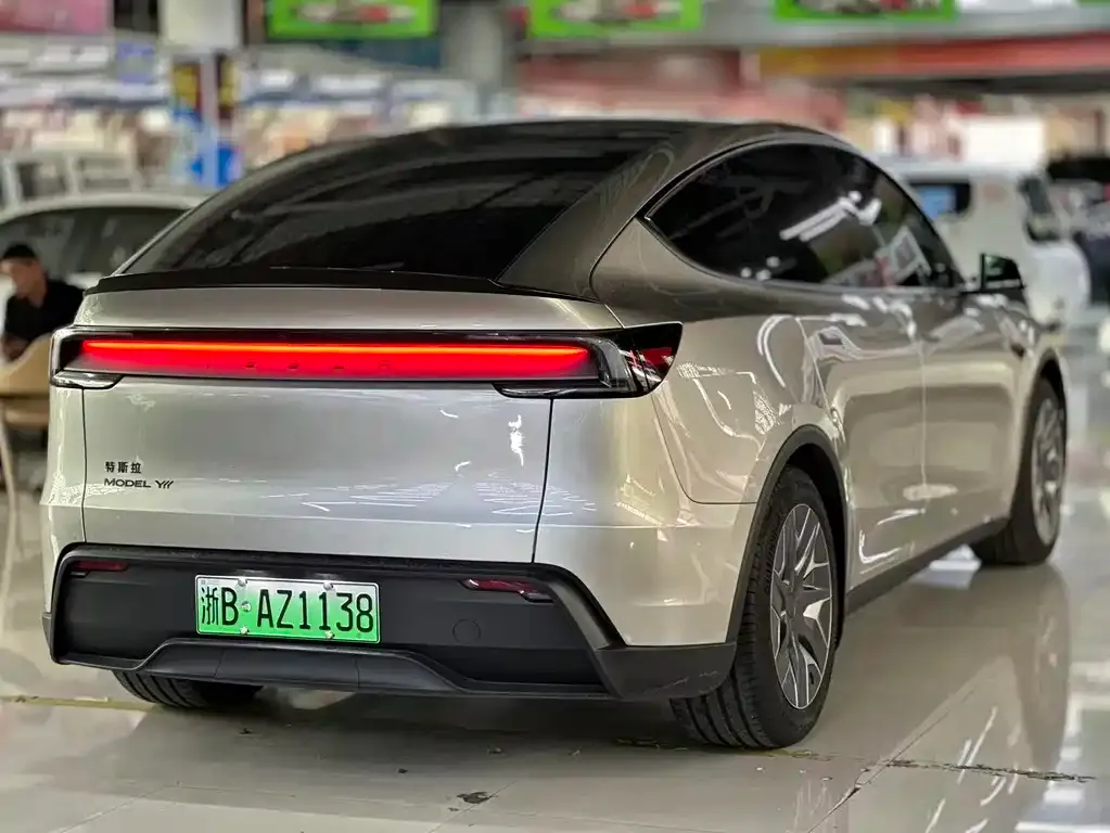 Tesla Model Y L — фото 8